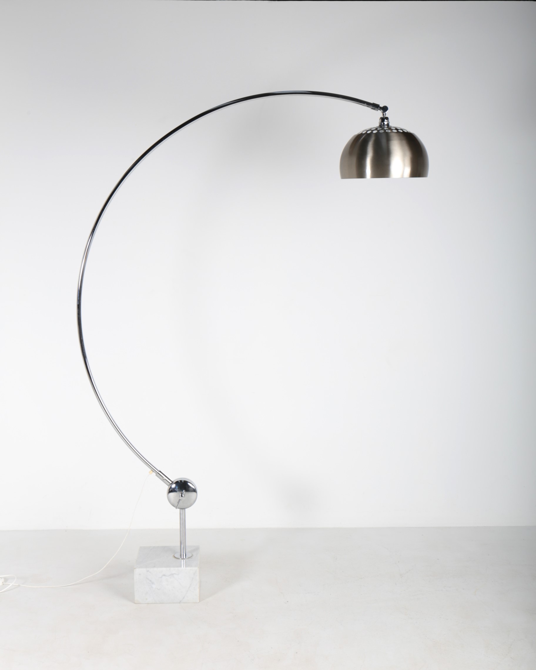 Lampadaire Arc des années 70 Pied en marbre, abat jour neuf Hauteur max 208cm #lampadaire #floorlamp #lampadairearc #arco #lampadairevintage