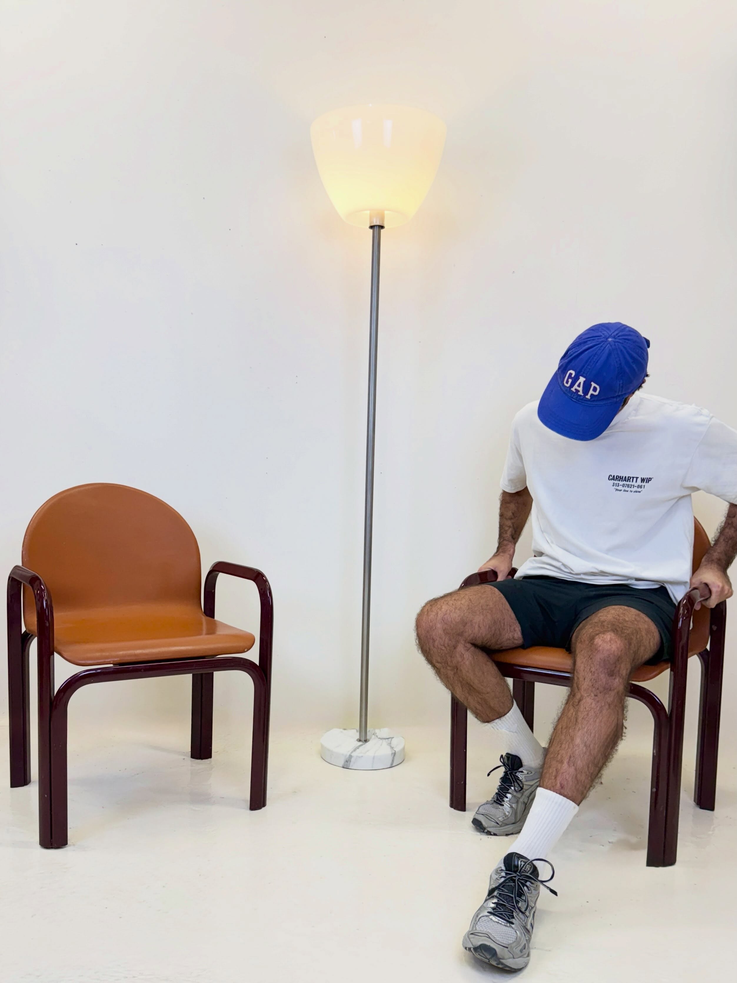 ORSAY Fauteuil modèle « Orsay », dessiné par Gae Aulenti en 1975 et édité par Knoll International. Structure graphique en métal laqué bordeaux brillant, caractérisée par ses montan