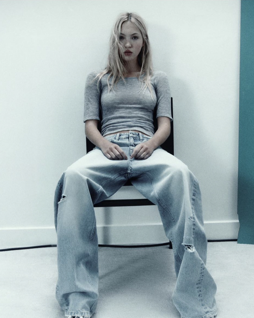 XXO pour @zara Set design par @giovannamartial_ Lila Moss par Robin Galiegue Chaise Orwell, signée Christian Duc. Une structure en métal aux découpes géométriques. Disponible à la 