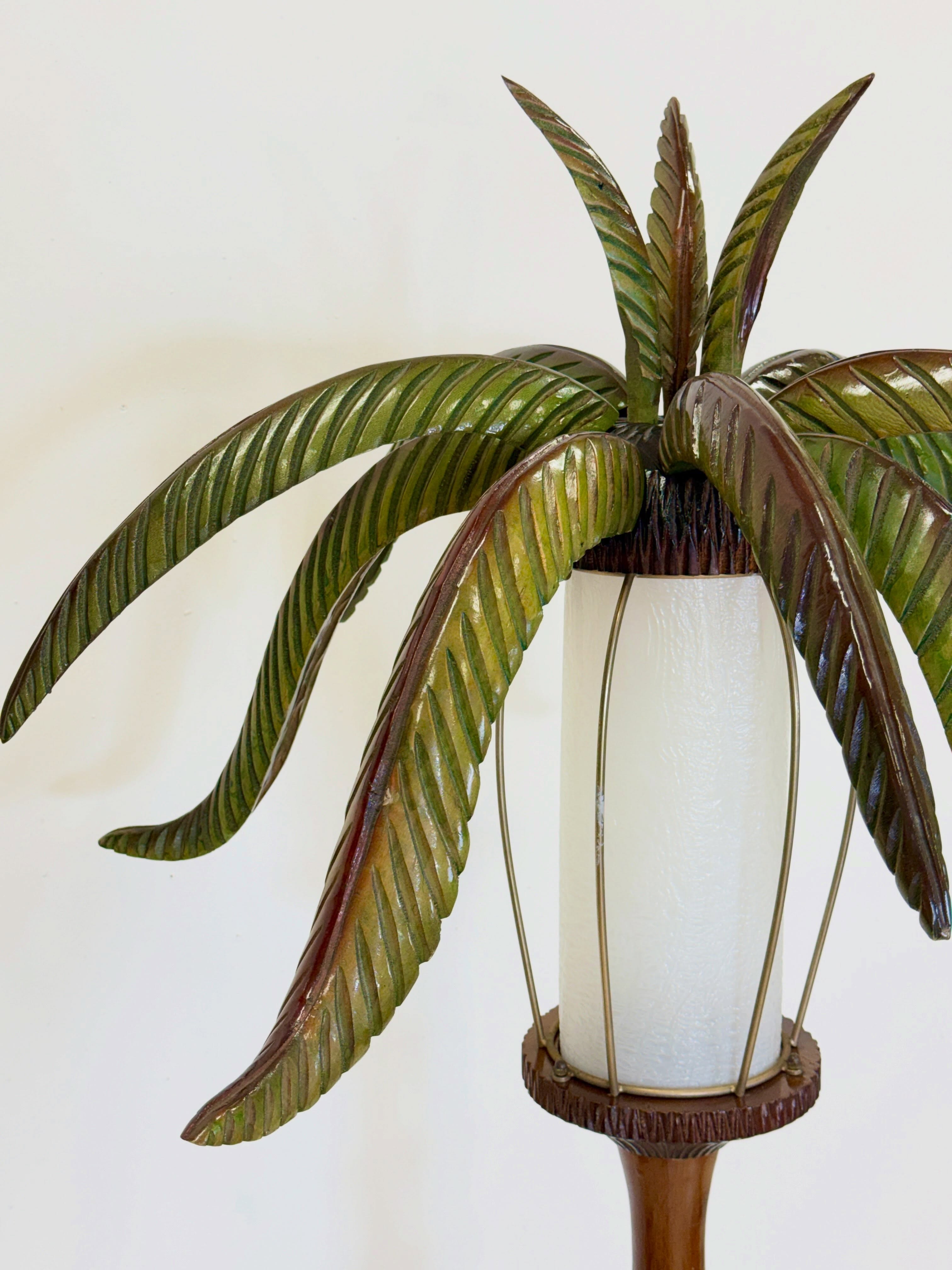 PALM TREE 1M80 DE PUR EXOTISME ITALIEN. Lampadaire « Palmier » par Aldo Tura, circa 1960. Une sculpture lumineuse monumentale, entièrement réalisée en bois sculpté et polychrome. I