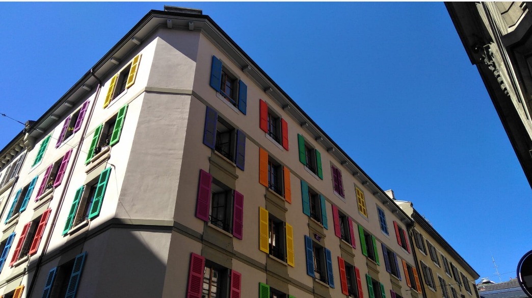 maison avec des encadrements de fenêtres colorés.jpeg
