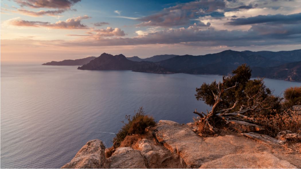 Korsika-blick-auf-meer-und-berge-sonnenuntergang.JPG