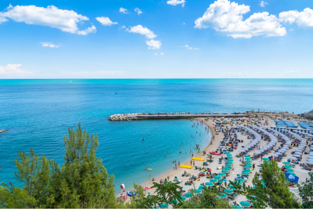 strand-und-blaues-meer-an-der-elfenbeinkueste.JPG