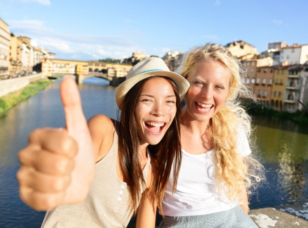 dos chicas sonrientes en el rio .JPG