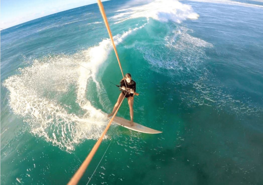 blick-von-oben-auf-eine-frau-die-kitesurfing-macht.JPG