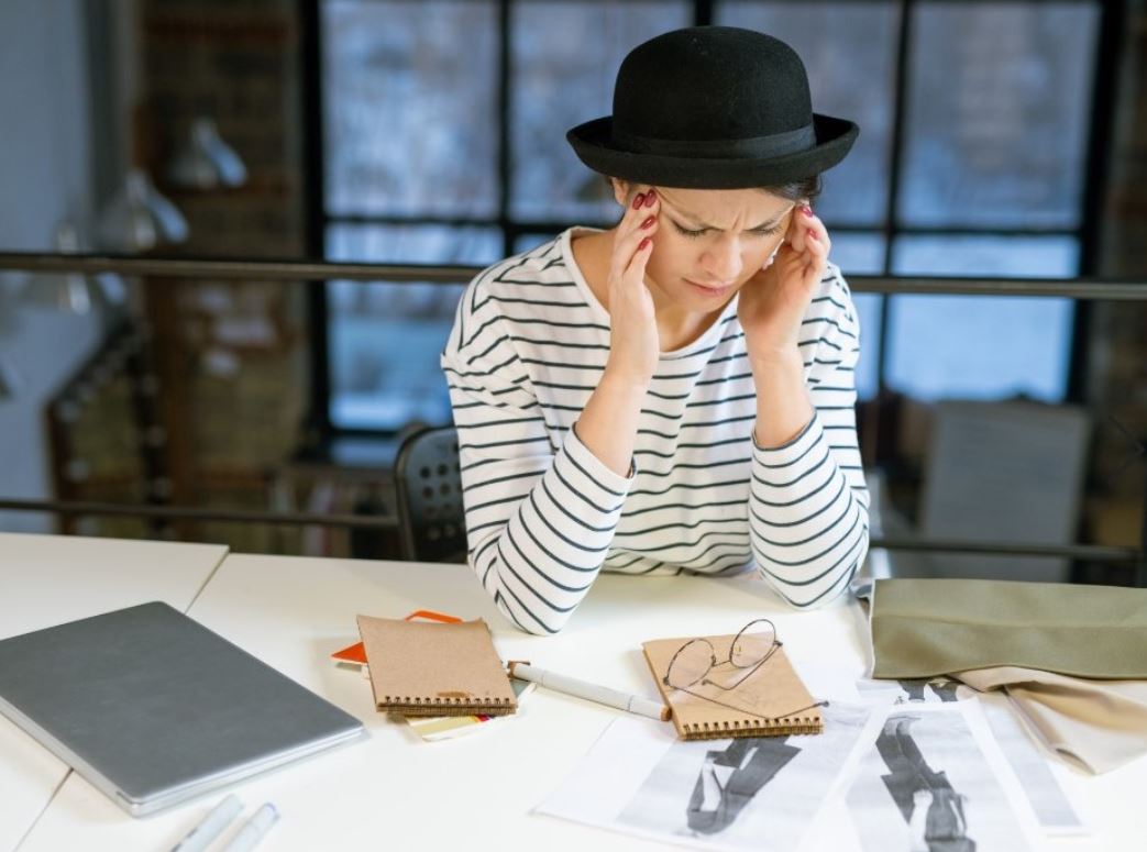 women-thinking-and-working-on-her-desk.JPG