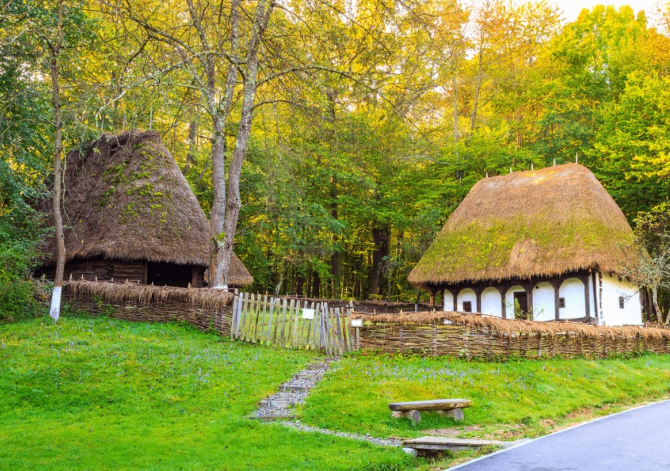 Casas y paisajes en el Museo de la Civilización Popular Tradicional ASTRA, Rumania