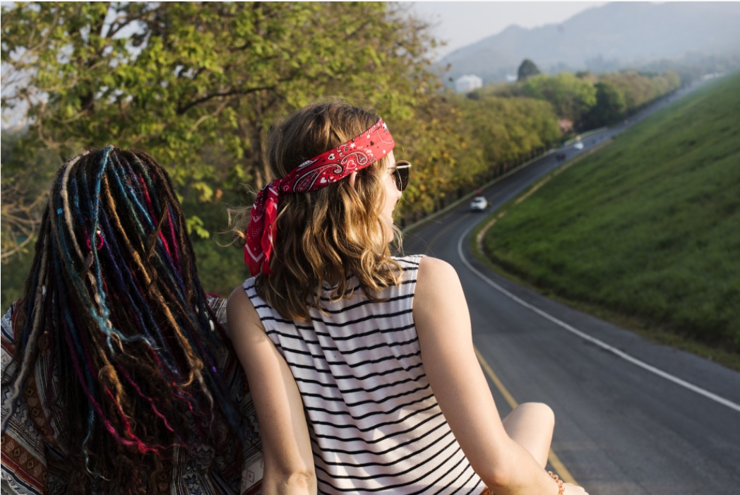 dos chicas delante de una carretera .jpeg