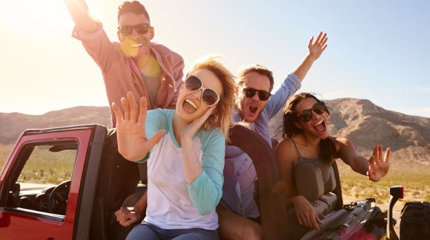 glückliche-menschen-in-einem-auto.jpg