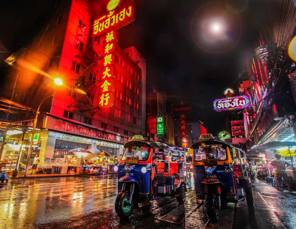 Una strada trafficata a Bangkok.jpg