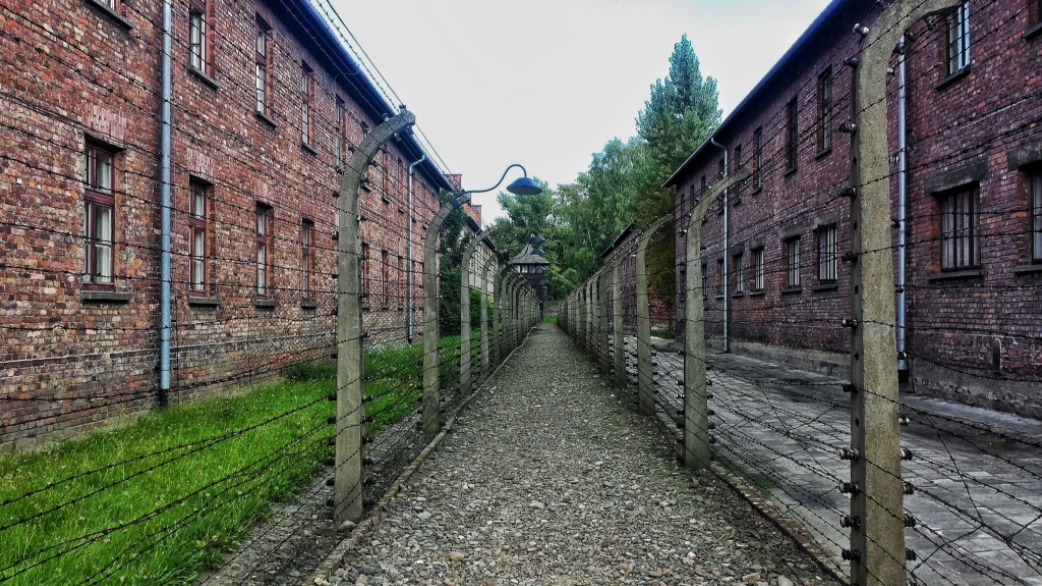 Passage entre deux bâtiments aux camps de concentration d'Auschwitz-Birkenau