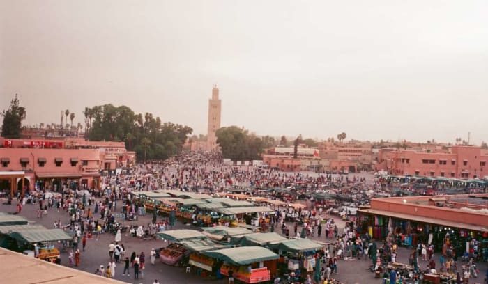 Menschenmassen auf dem Souk in Marrakesch.jpg