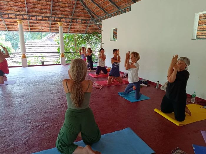 Yoga-Haltung ArdhaVatayasana.jpg