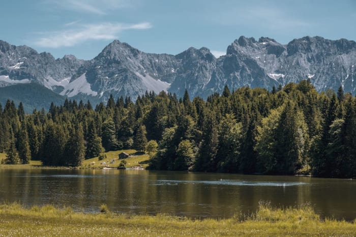 blick-auf-einen-fluss-und-die-berge-im-allgaeu.jpg
