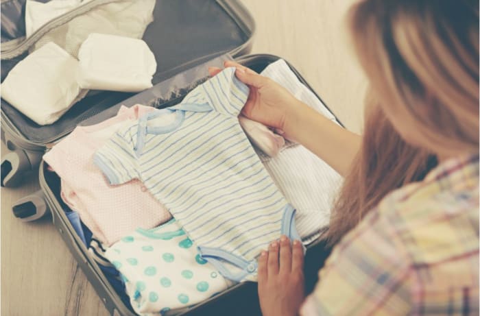 Ein-Koffer-voller-Babykleidung.JPG