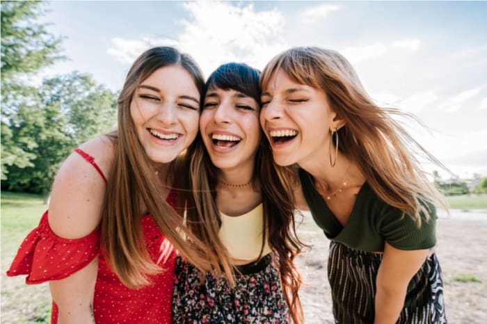 tres chicas riendo .jpeg