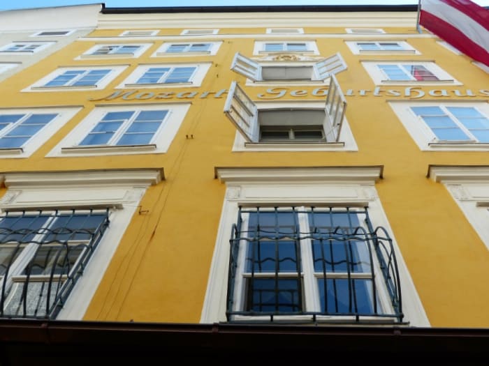 fassade-von-mozarts-geburtshaus-salzburg.jpeg