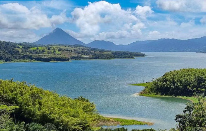 paysage-lac-et-volcan.jpg