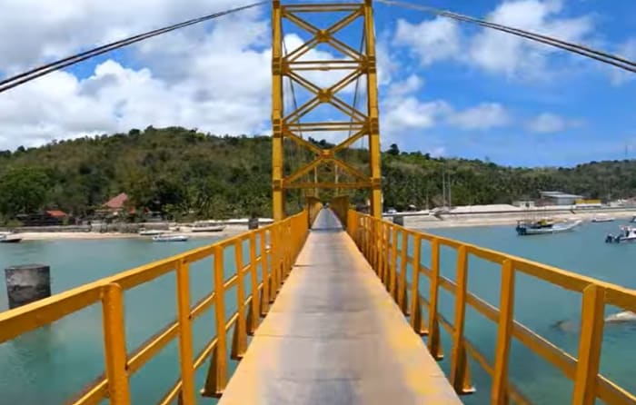 Nusa Lembongan and Ceningan yellow bridge.jpg