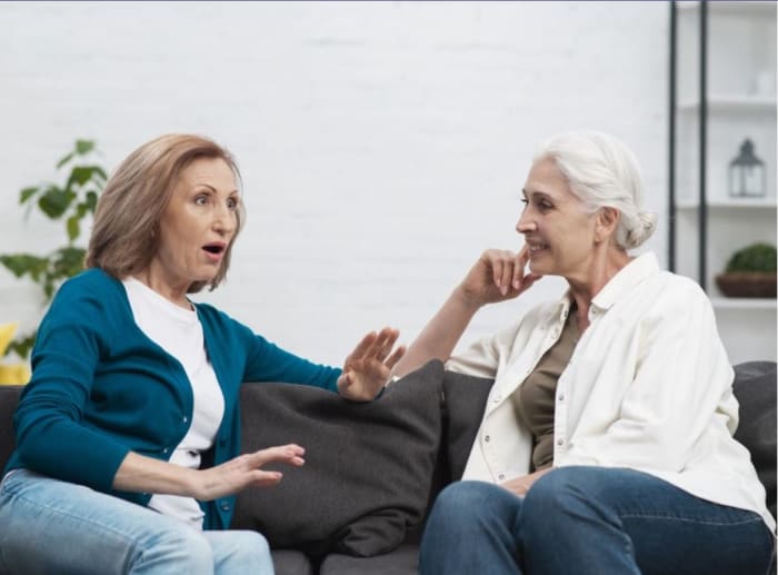 dos mujeres hablando .JPG