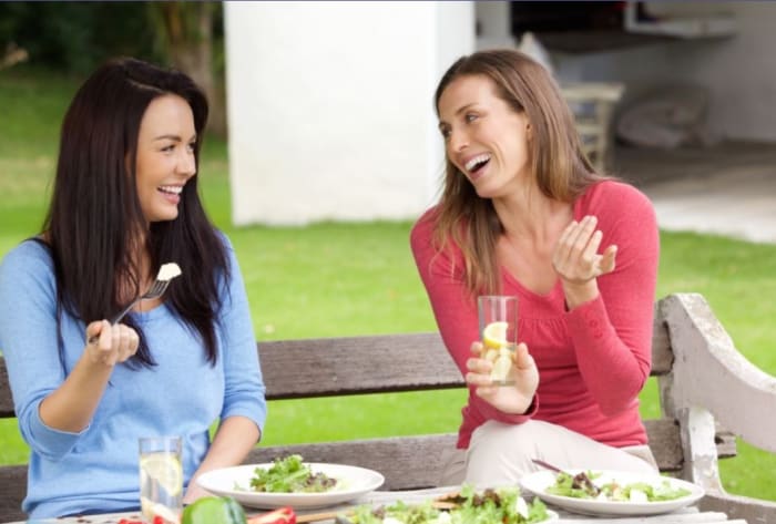 zwei-frauen-unterhalten-sich-beim-essen.jpeg