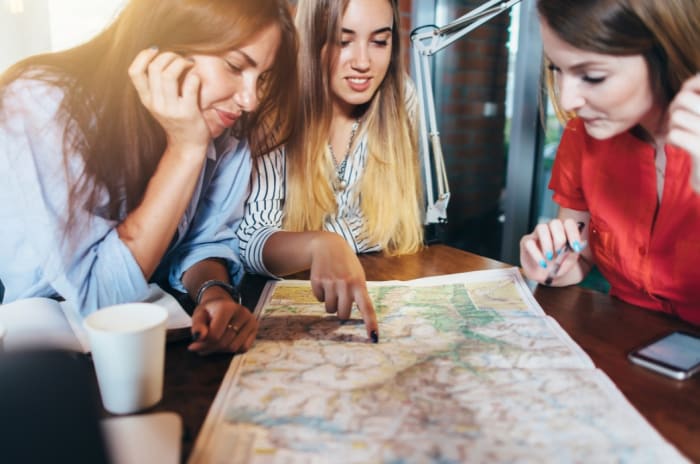 Les préparatifs d'un voyage entre copines