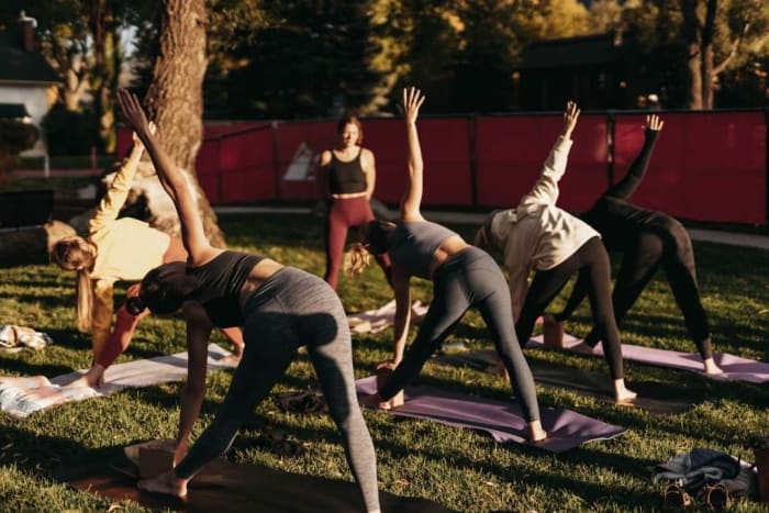 Yoga unter Frauen.jpg