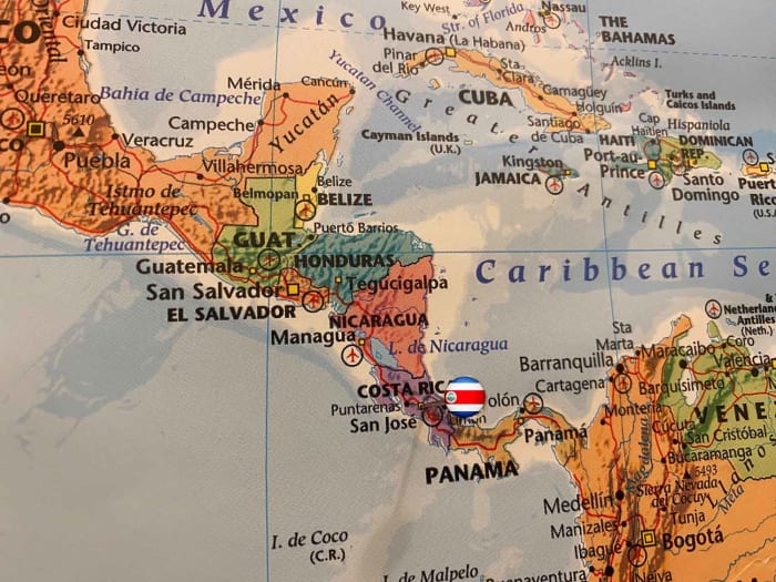voyager-seule-au-costa-rica-carte-amerique-centrale-drapeau-pays.jpg