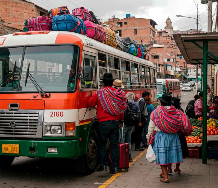 bolivianos-que-suben-a-un-bus.jpg