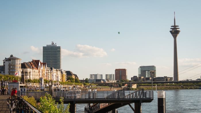 duesseldorf-blick-auf-den-rhein-und-den-rheinturm.jpg