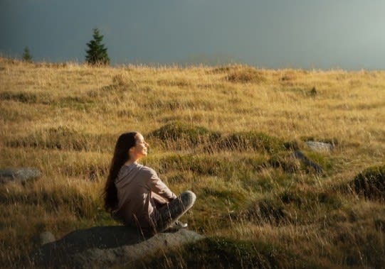 Mujer meditando en la naturaleza.jpg