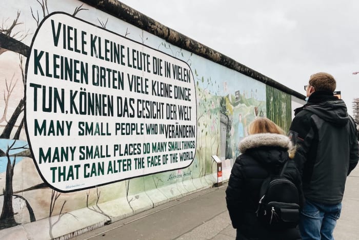 zwei-personen-betrachten-die-mauer-an-der-east-side-gallery.jpg