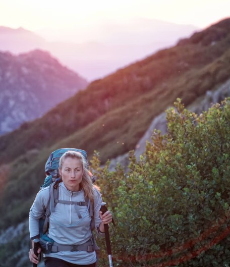 Sportliche Frau beim Wandern.jpg