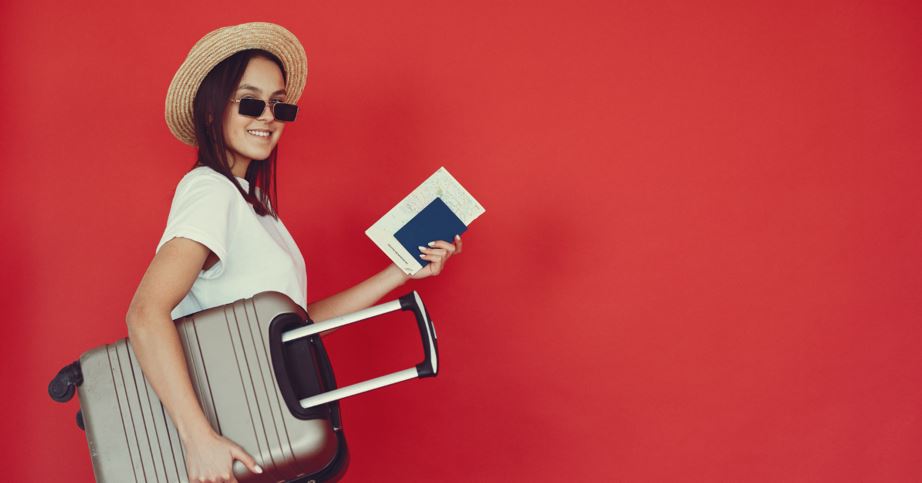 Photographie d'une voyageuse avec son passeport et sa valise.JPG