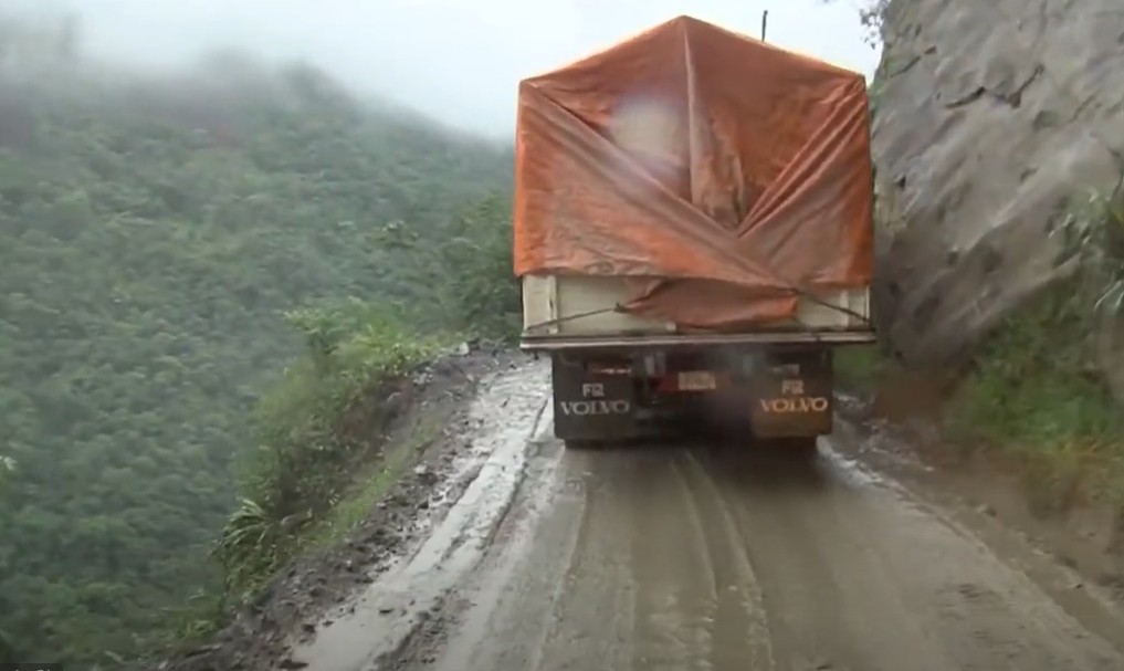 Camión en la carretera de la muerte en Bolivia.jpg