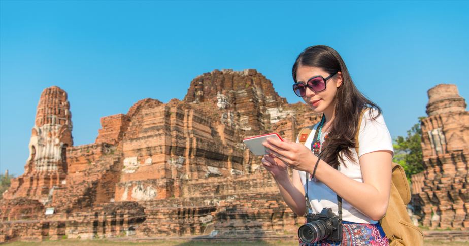 Photographie d'une touriste femme qui cherche des informations sur son smartphone.JPG