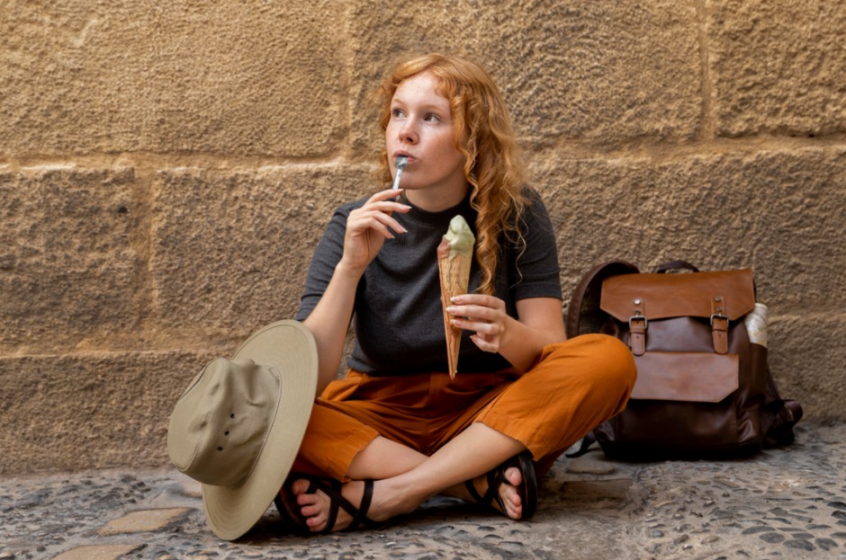 chica comiendo helado .jpeg