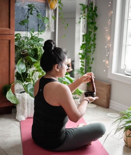 Femme méditant de chez elle.jpg