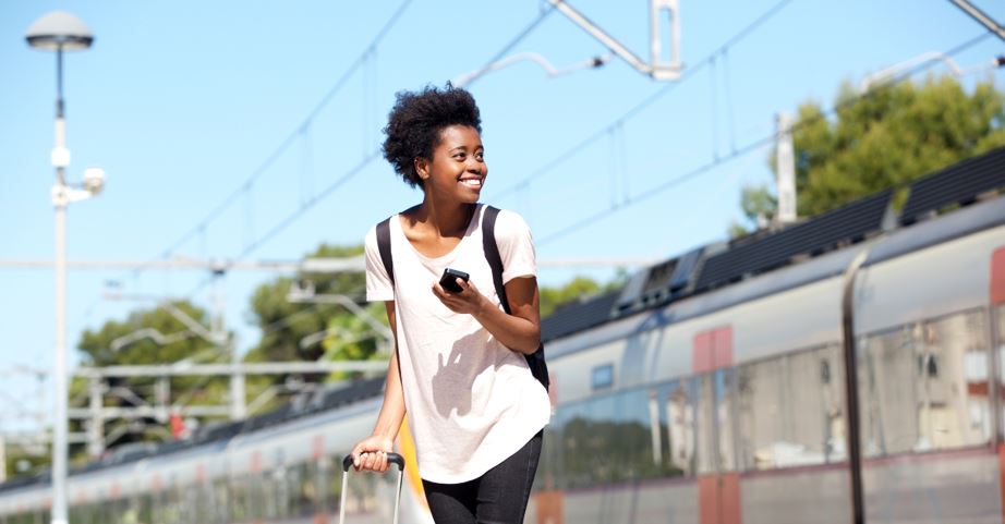 Photographie d'une voyageuse à l'arrivée d'une gare.JPG