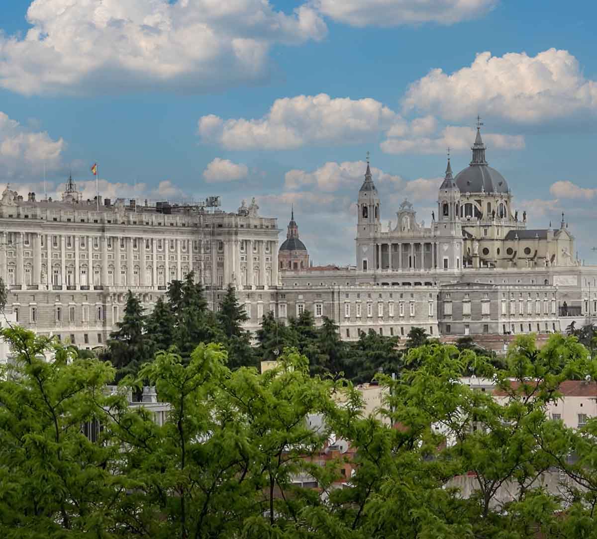 madrid-palacio-real-et-almudena.jpg