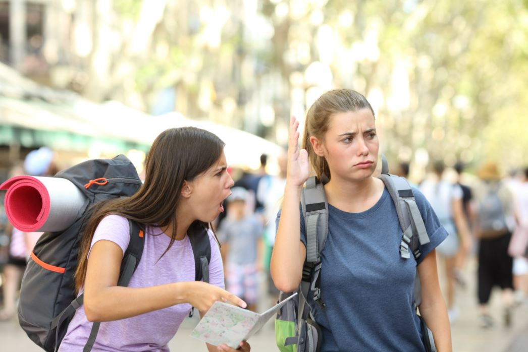 zwei-backpackerinnen-streiten-sich.JPG