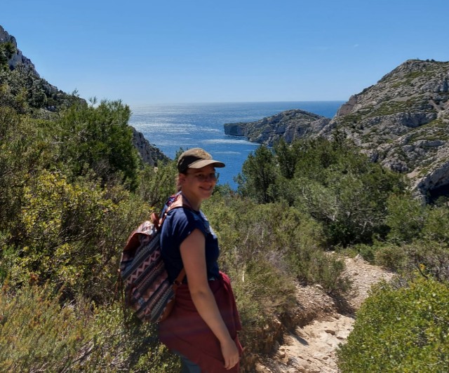 Donna sorridente durante un'escursione.jpg