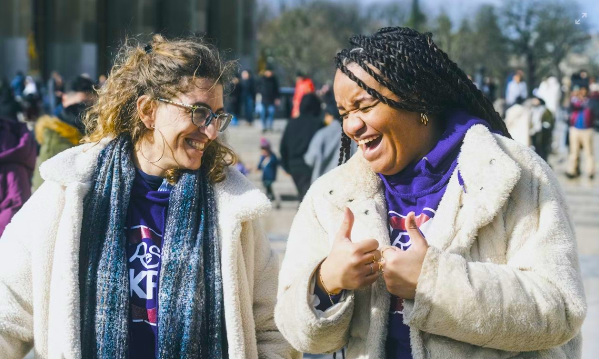 Deux filles à Paris.jpg