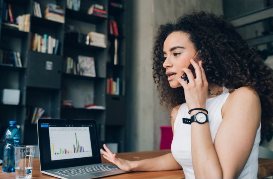 frau-sitzt-vor-einem-laptop-und-telefoniert-mit-dem-handy.JPG