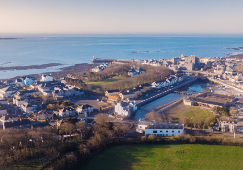 castletown-aus-der-vogelperspektive-mit-meer.jpeg