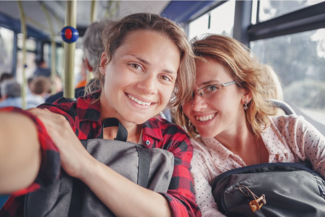 Amigas viajando en un autobús.JPG