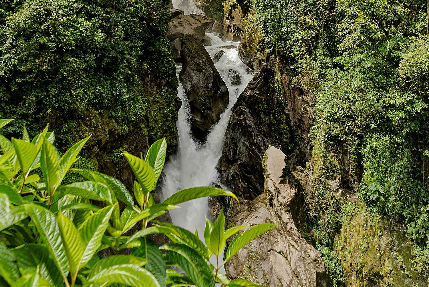 america-del-sur-banos-pailon-del-diablo-agua-ecuador.jpg