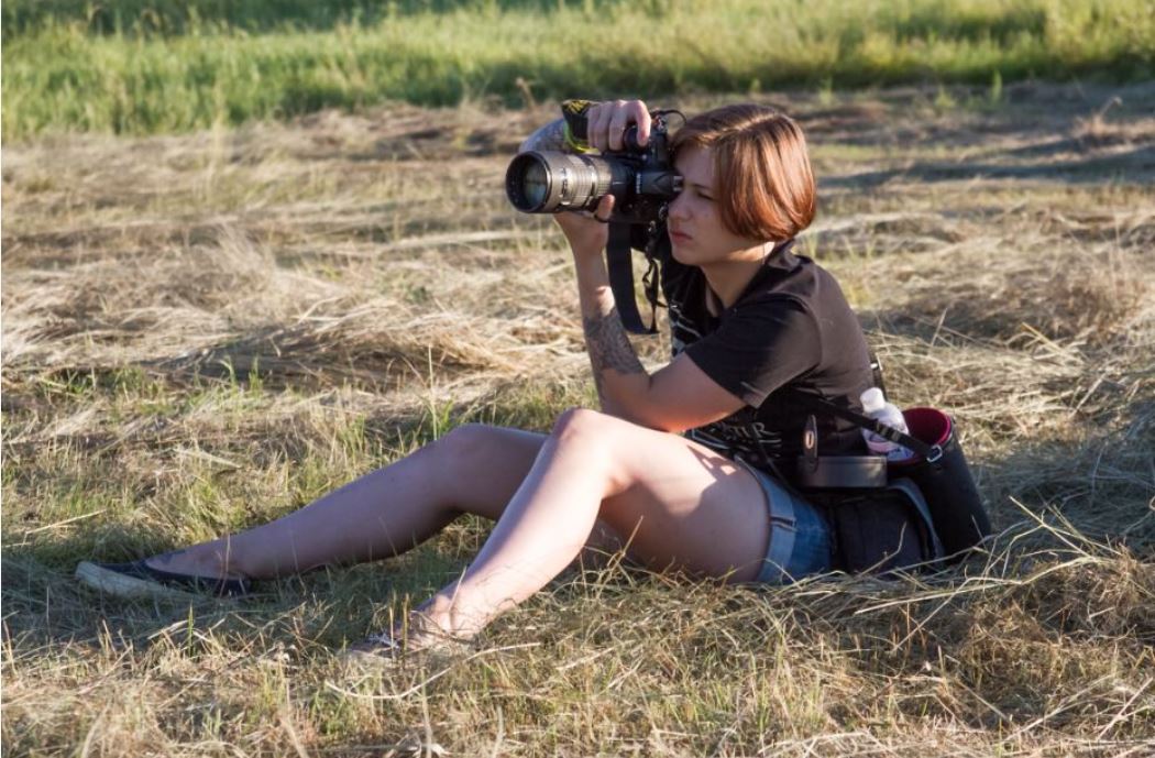 ragazza con macchina fotografica.JPG