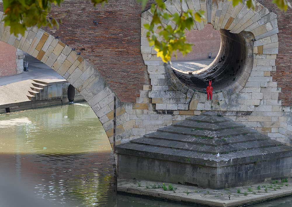enfant-bonnet-ane-statuette-rouge-pont-neuf.jpg