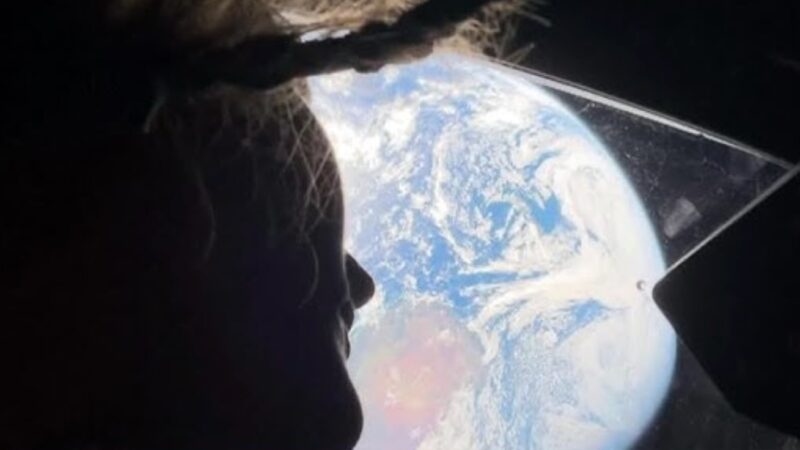 Astronauta mirando la Tierra desde el espacio